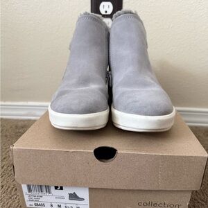Clarks Women's Light Gray Suede Sneakers